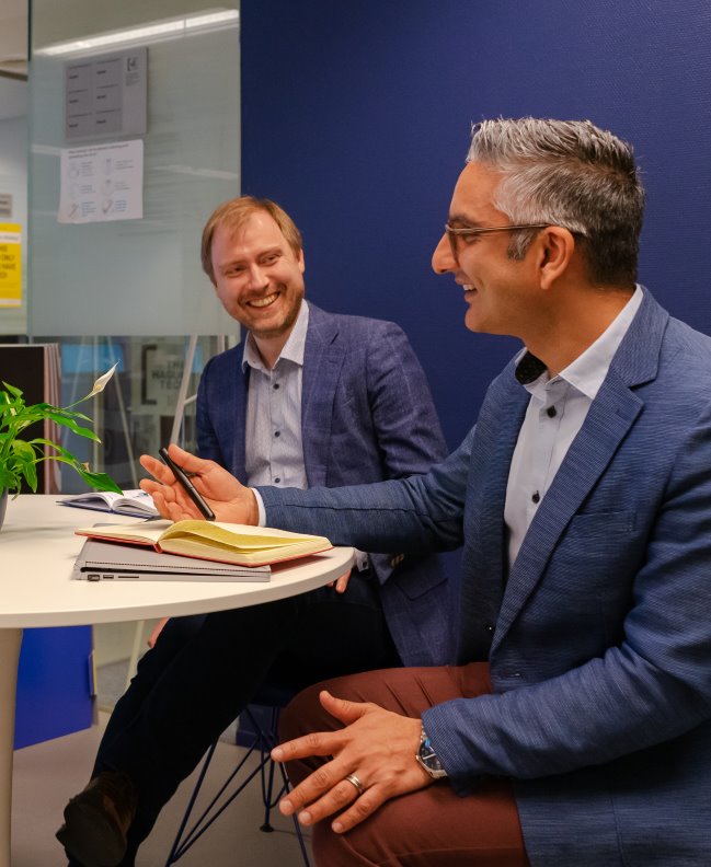 Vadim und Ammi, Gründer von ISUNA, in einem Gespräch am HSD Campus